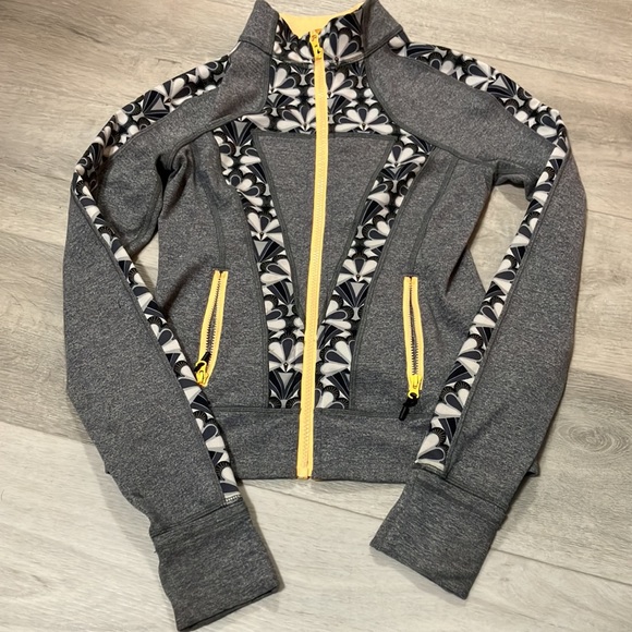 Ivivva, girls 10 , 4 way stretch , zip up yoga top. - Picture 3 of 5